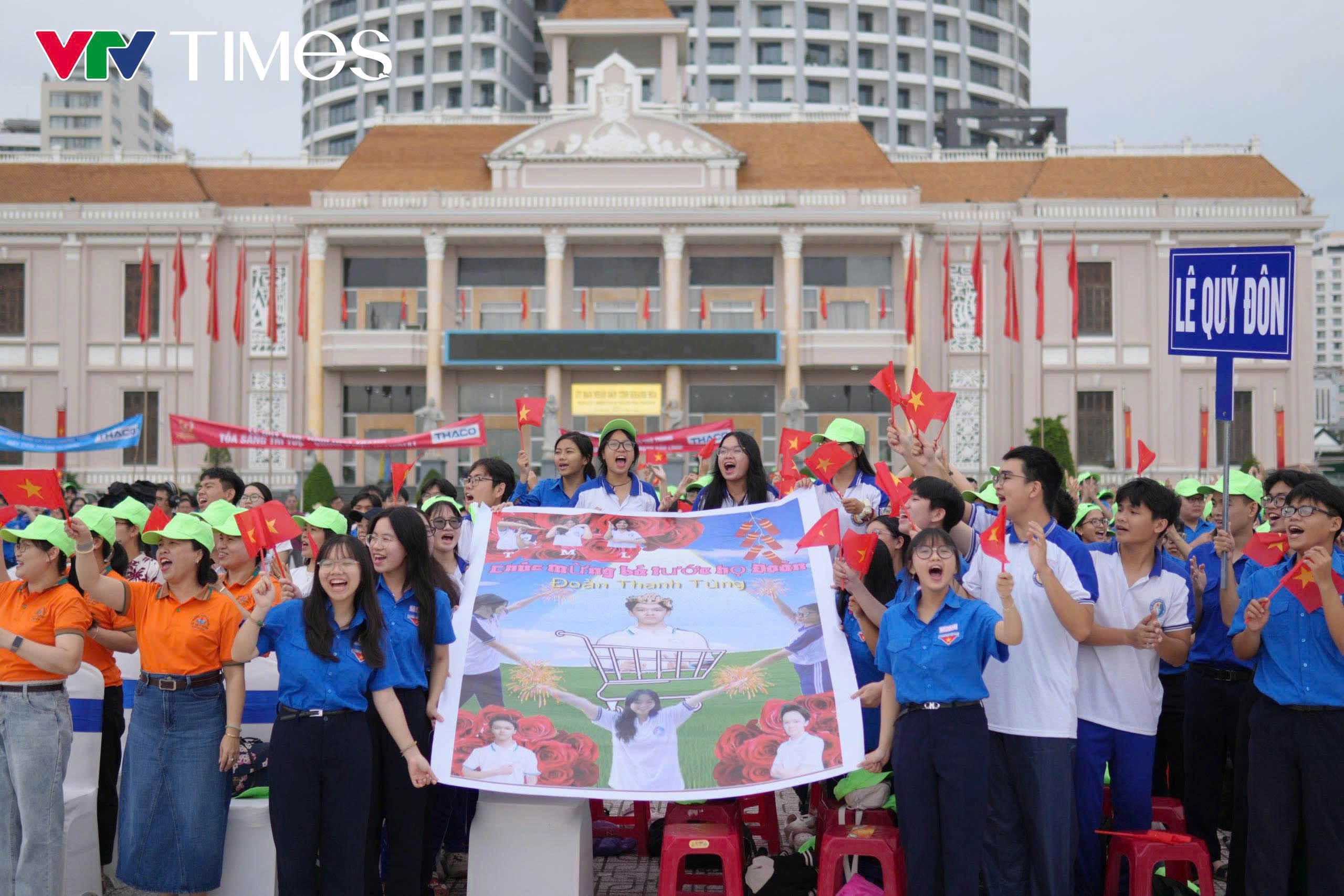 Học sinh và người dân Khánh Hòa hướng về thí sinh Đoàn Thanh Tùng.