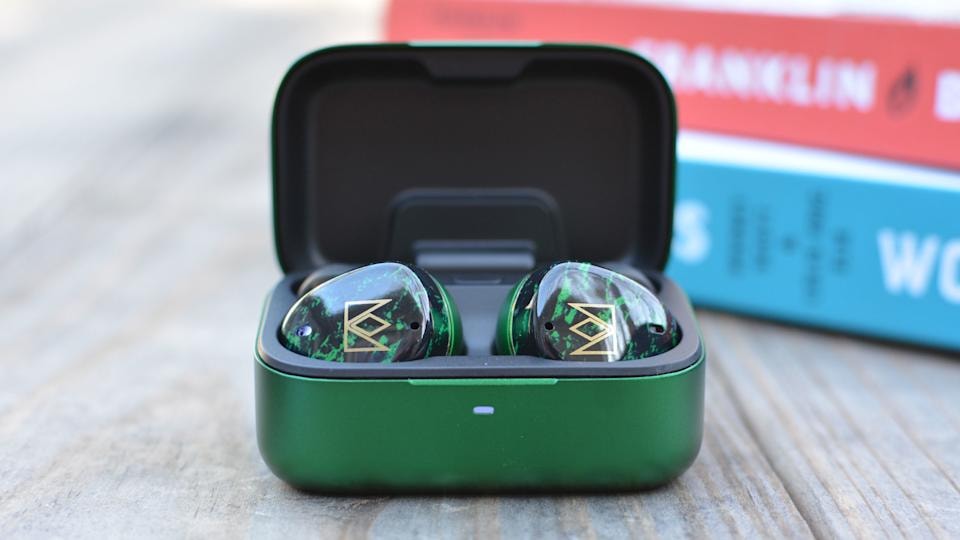 Tai nghe Noble FoKus Rex5 được đặt trong hộp sạc mở nắp.