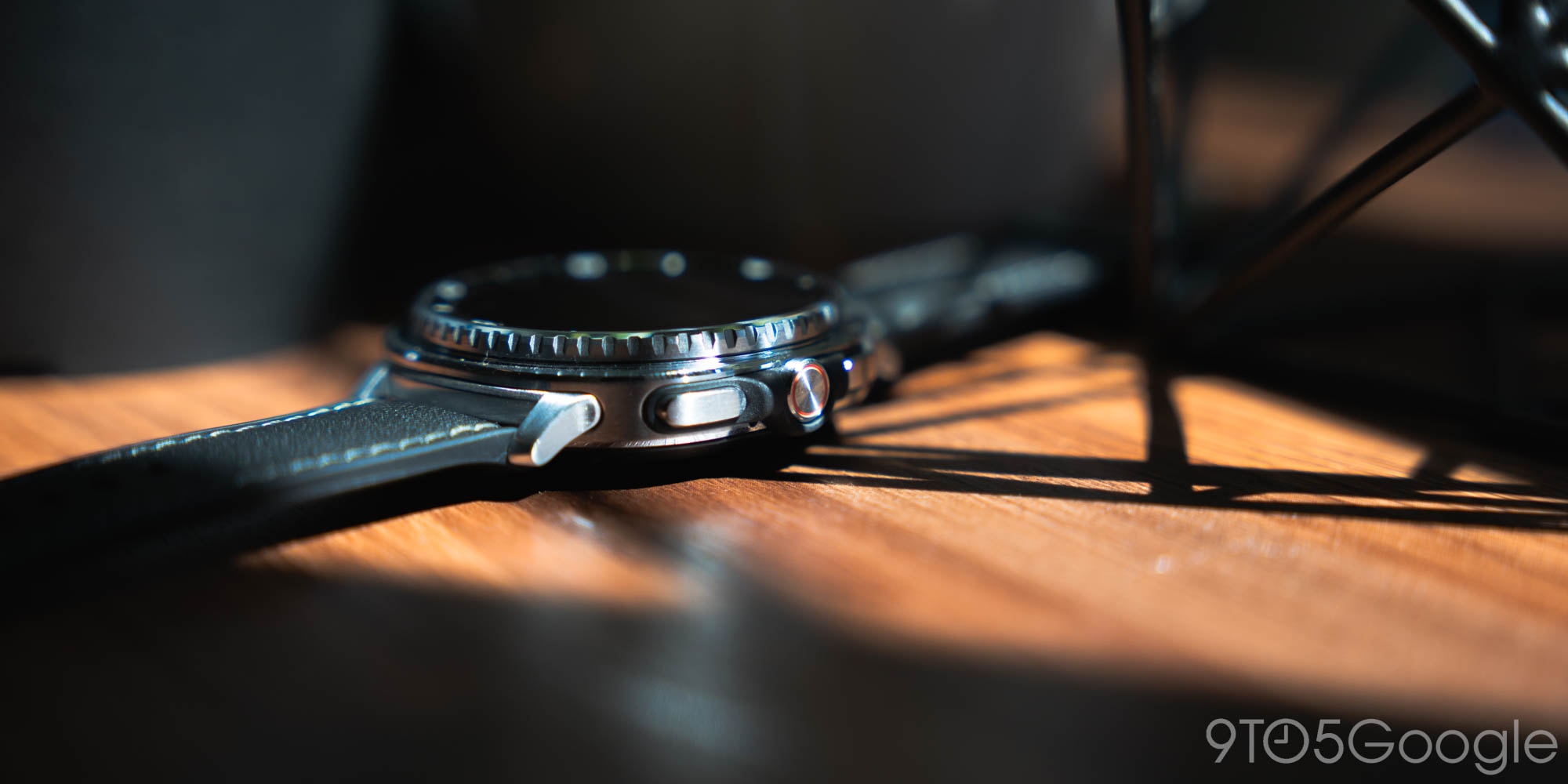 Galaxy Watch 8 Classic đang được sạc pin.