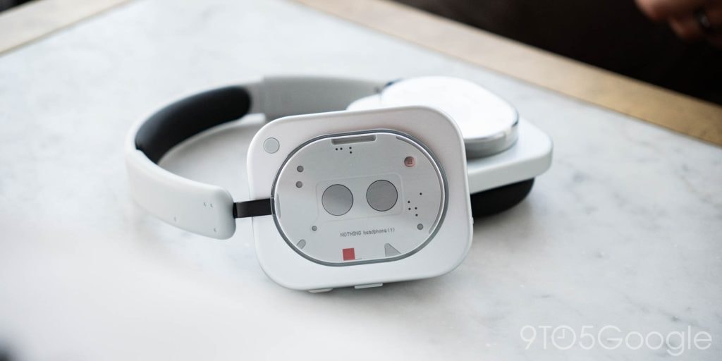 Cận cảnh thiết kế của Nothing Headphone (1)