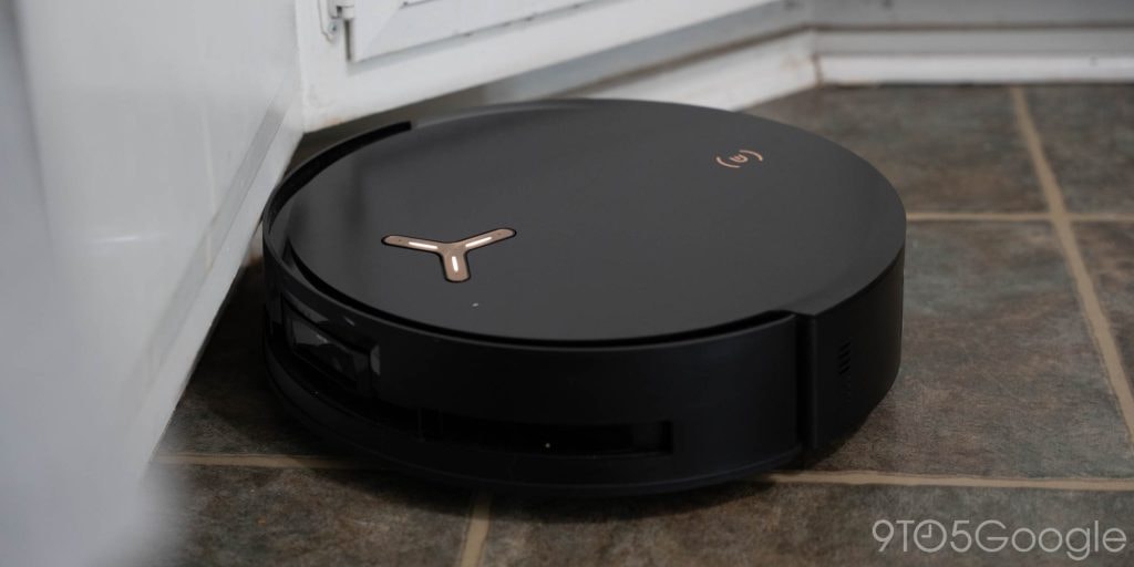 Cận cảnh chổi chính và chổi cạnh của robot Ecovacs X8 Pro Omni.