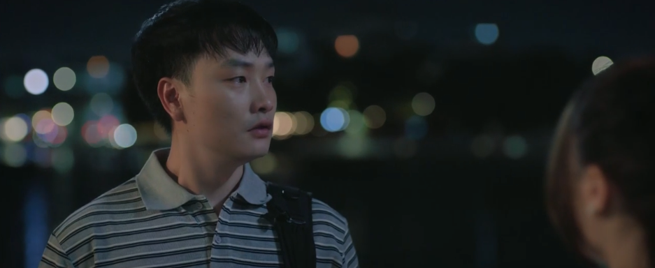 Nhóm bạn ôm nhau khóc trong ngày gặp lại.