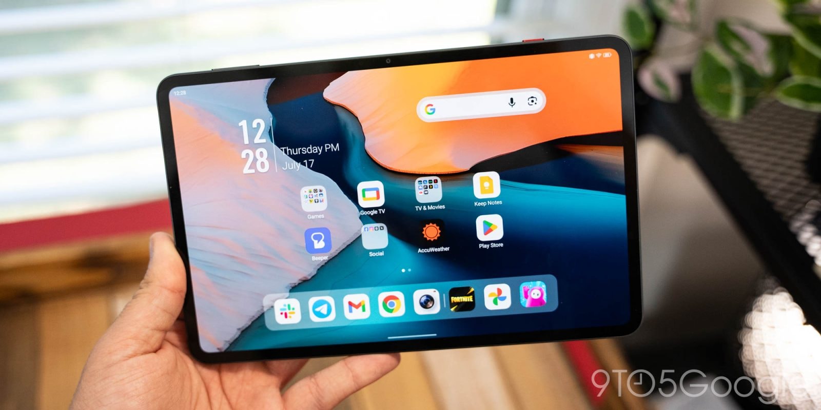 Redmagic Astra hiển thị màn hình chính với thiết kế nhỏ gọn và viền mỏng.