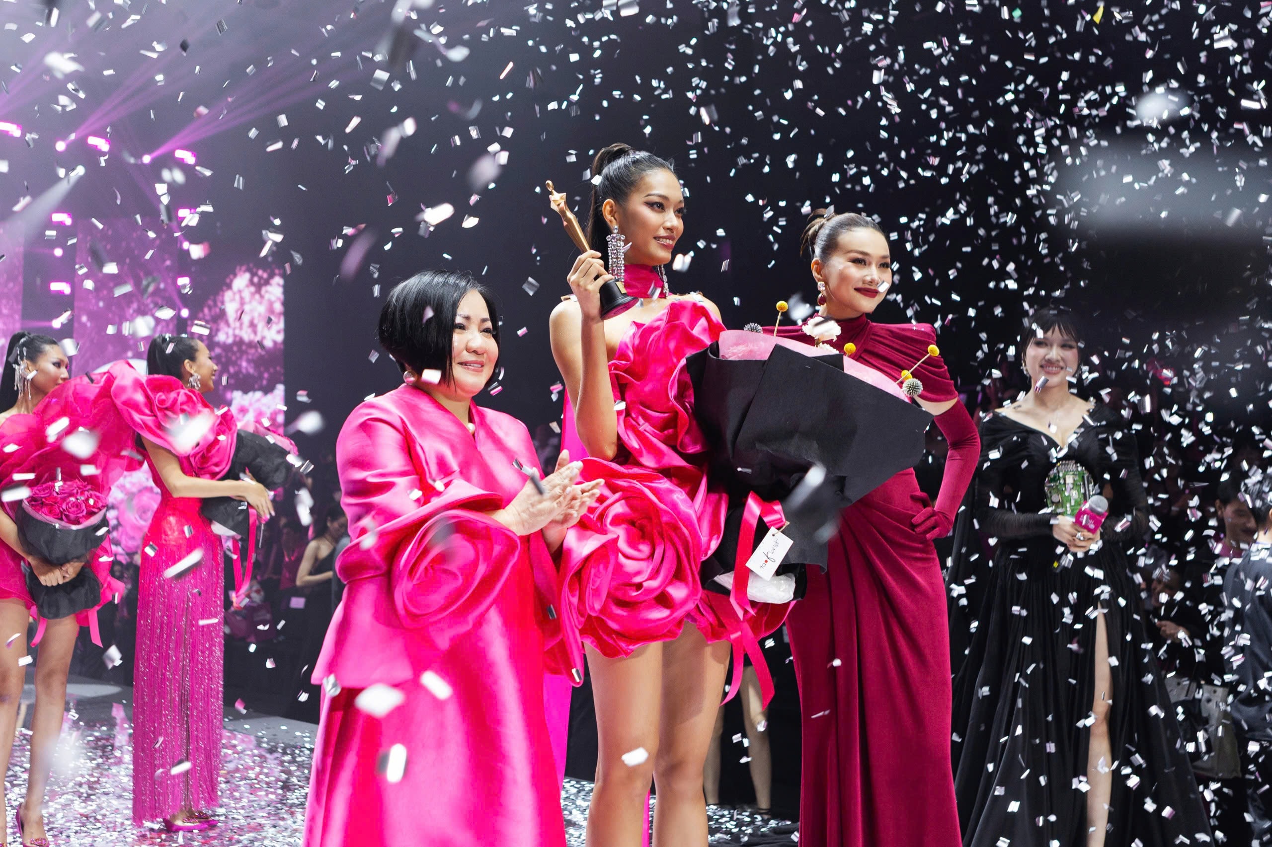 Mai Hoa cùng bà Trang Lê và siêu mẫu Thanh Hằng trong đêm chung kết.