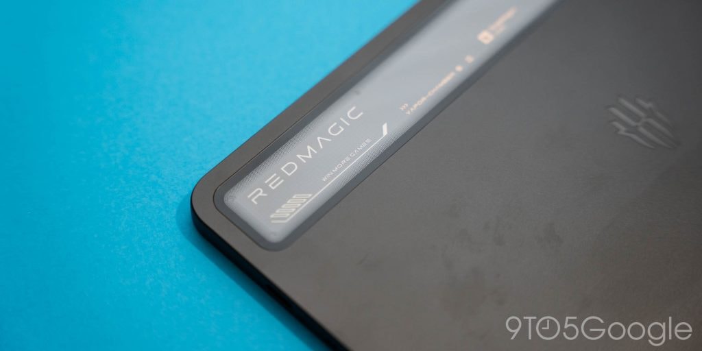 Mặt sau của Redmagic Astra với cụm camera, quạt tản nhiệt và logo đặc trưng.