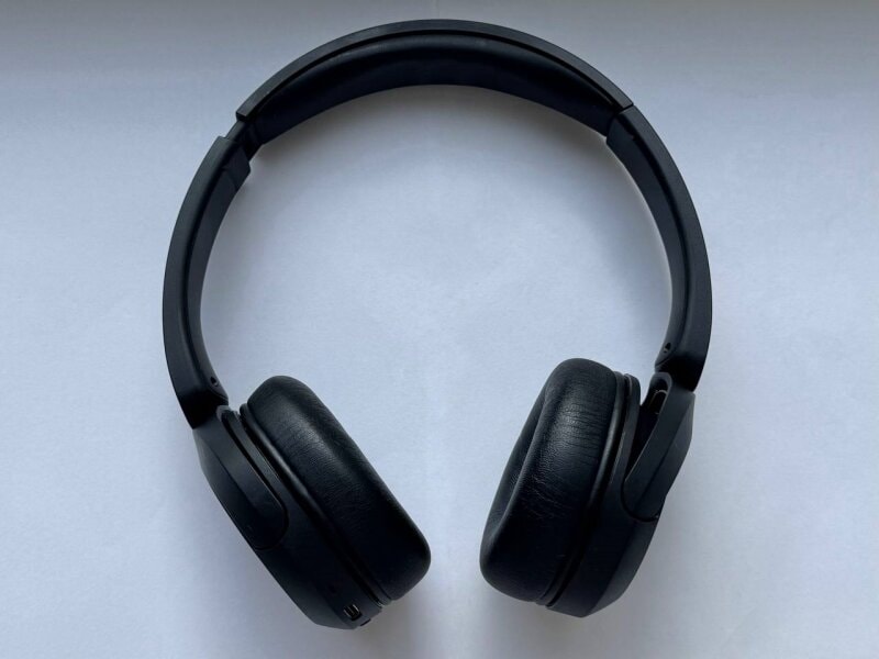 Thiết kế on-ear của Sony WH-CH520 với đệm tai mềm mại, mang lại cảm giác thoải mái khi đeo.