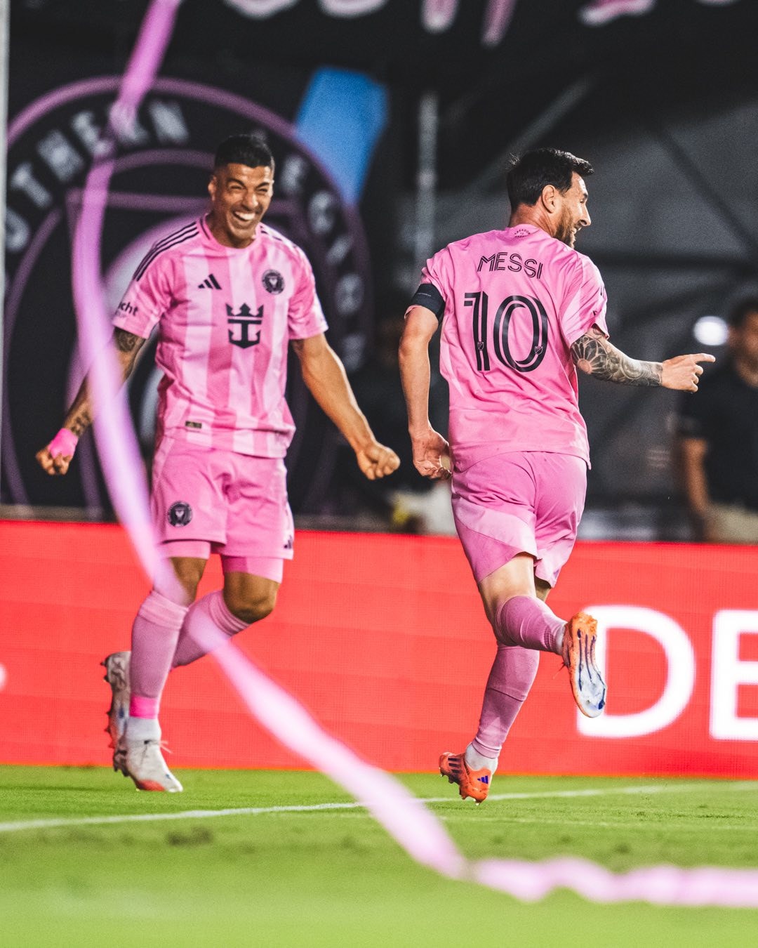 Messi nhận danh hiệu Chiếc giày vàng MLS 2025 và lập tức tỏa sáng với cú đúp - Ảnh: Inter Miami