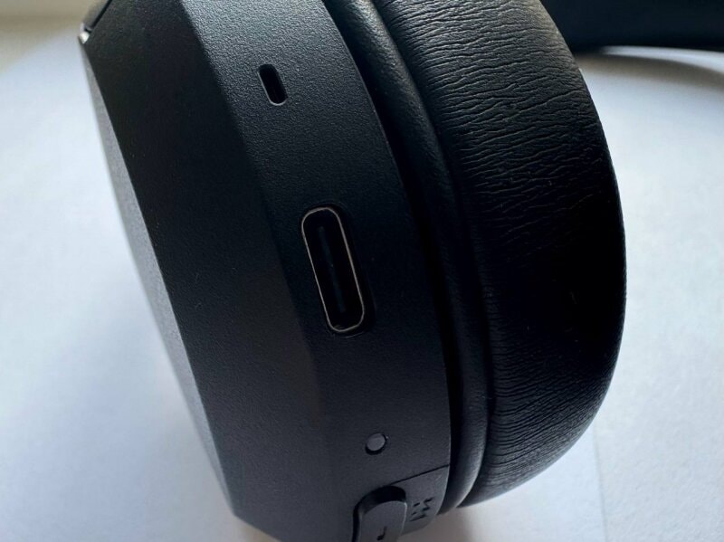 Micro của tai nghe Sony WH-CH520 được trang bị công nghệ khử tiếng ồn AI.