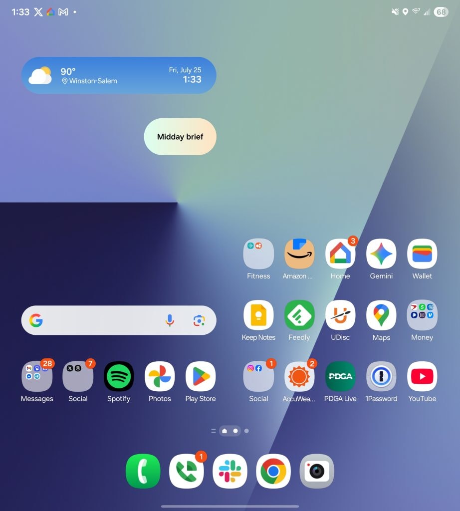 Giao diện One UI 8 trên màn hình chính của Galaxy Z Fold 7.