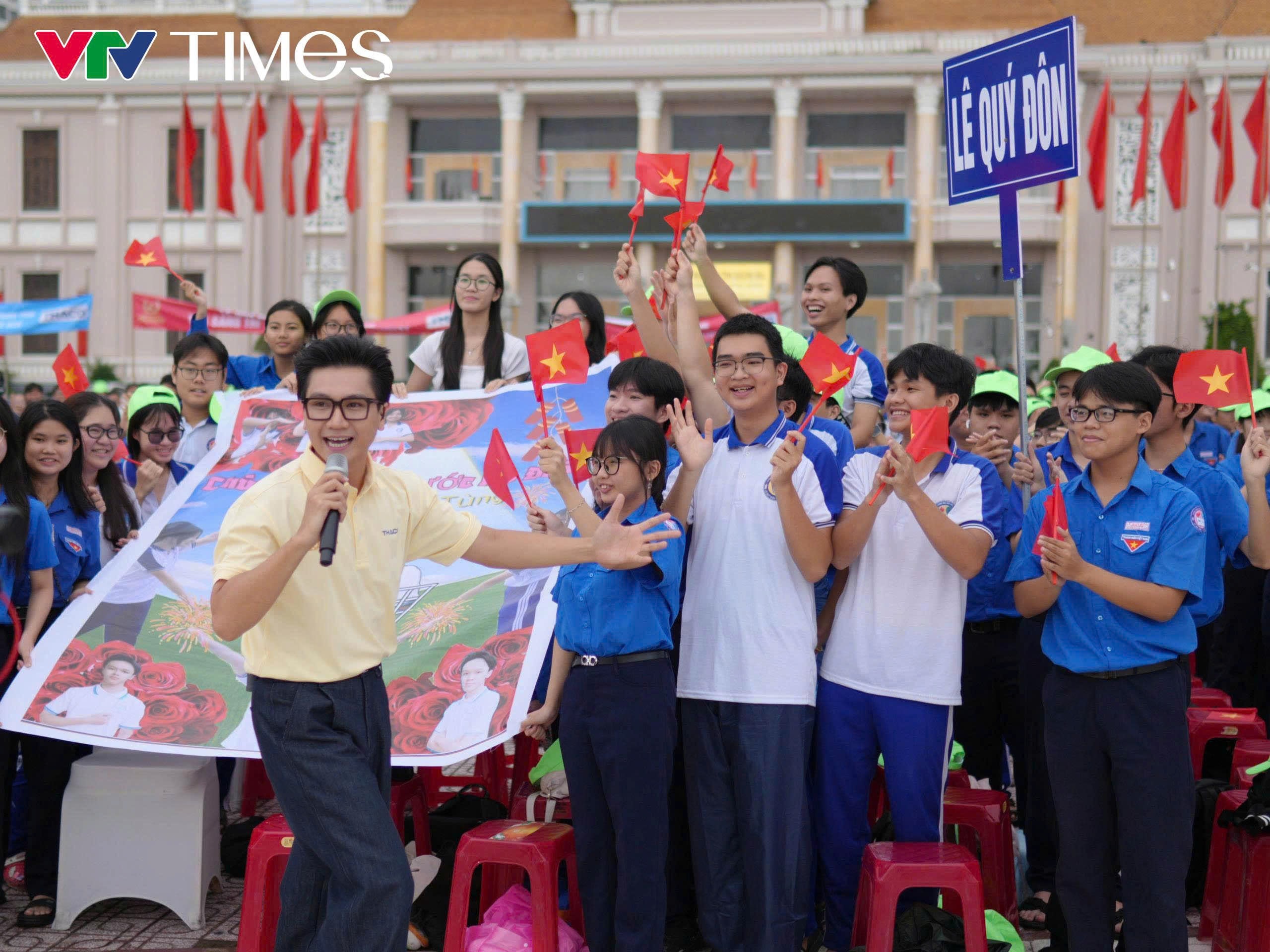 MC Công Tố có mặt tại điểm cầu Khánh Hòa để tiếp lửa cho thí sinh.