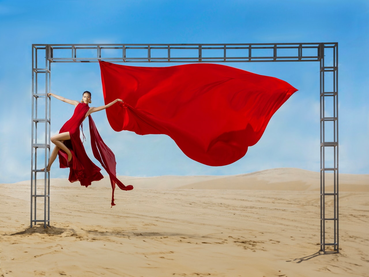 Mai Hoa trong thử thách chụp hình trên đồi cát, một bước ngoặt trong cuộc thi.