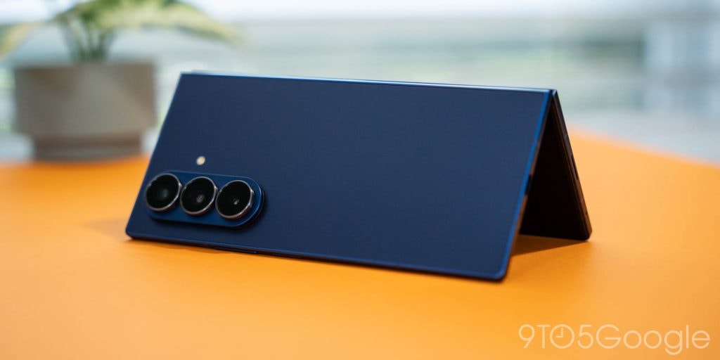 Màn hình ngoài của Galaxy Z Fold 7 với tỷ lệ rộng hơn.