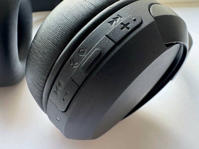 Các nút bấm vật lý được bố trí trên củ tai bên phải của Sony WH-CH520, giúp điều khiển dễ dàng.