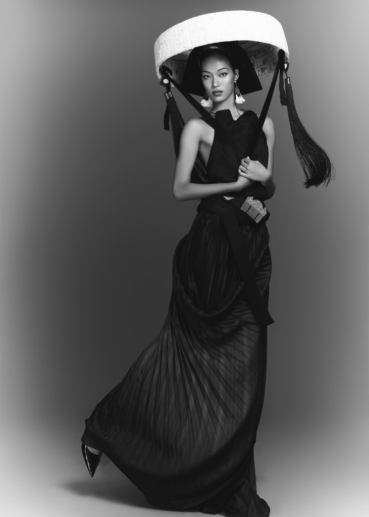 Mai Hoa thể hiện sự biến hóa đa dạng trong một bộ ảnh của chương trình.