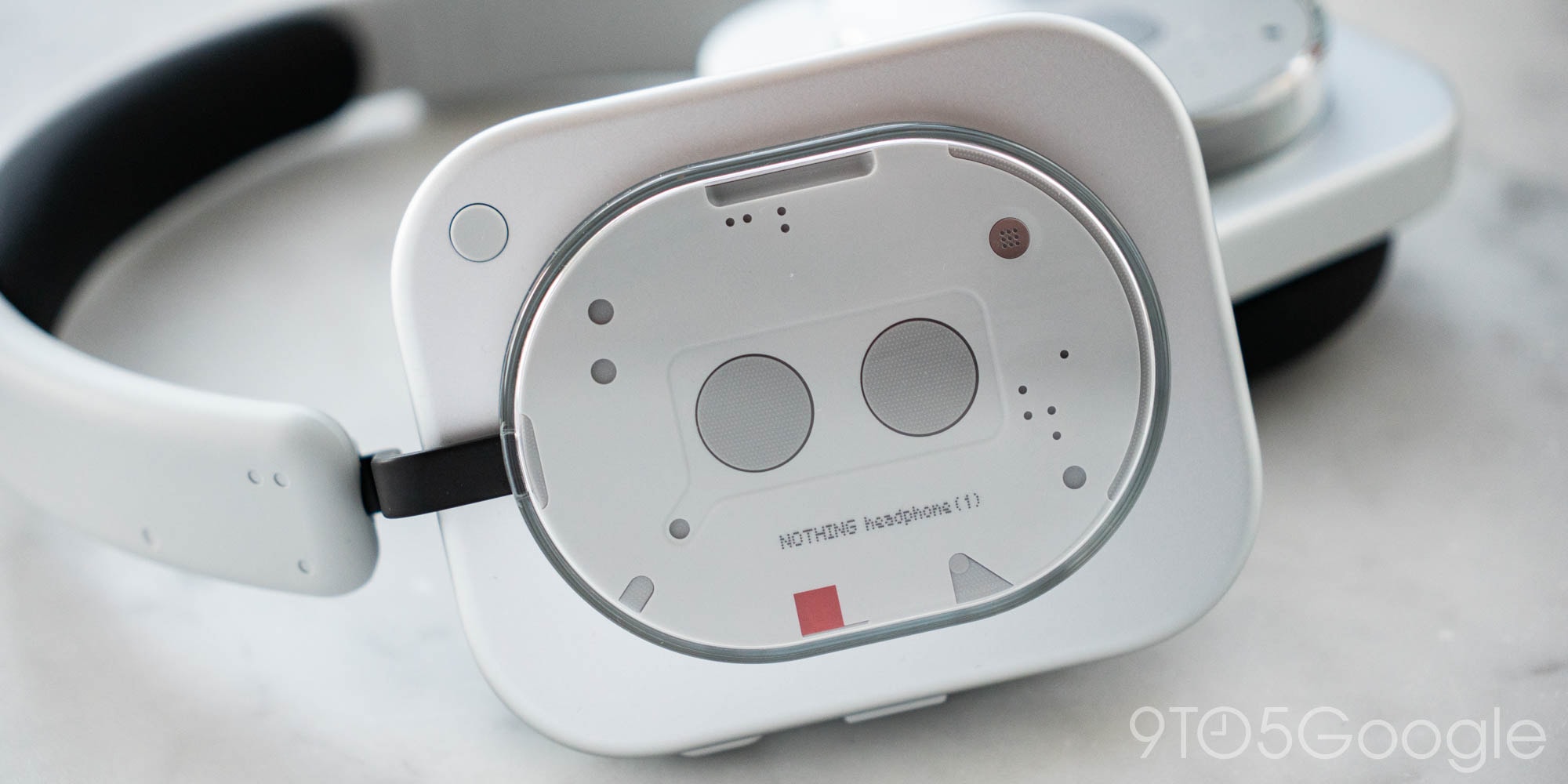 Logo Nothing trên tai nghe Headphone (1)