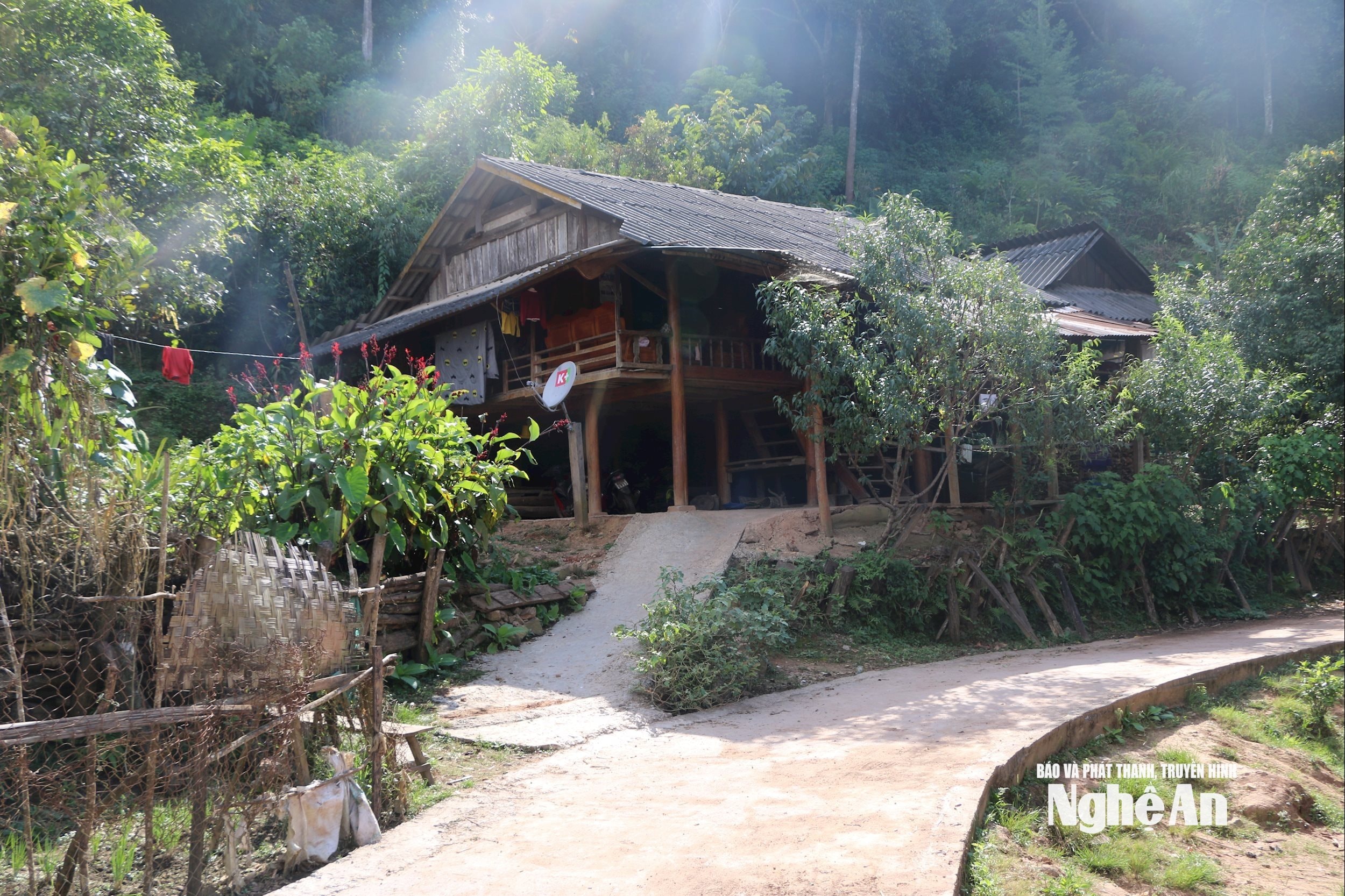 Bản Kèo Cơn xã Keng đu có 8 tổ ấm chồng Việt vợ gốc Lào. Ảnh KL