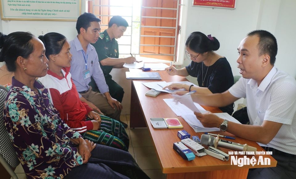 Cán bộ Cục Hộ tịch, quốc tịch, chứng thực (Bộ Tư pháp) hướng dẫn người dân khai thông tin để điền vào tờ khai nhập quốc tịch theo mẫu. Ảnh tư liệu K.L