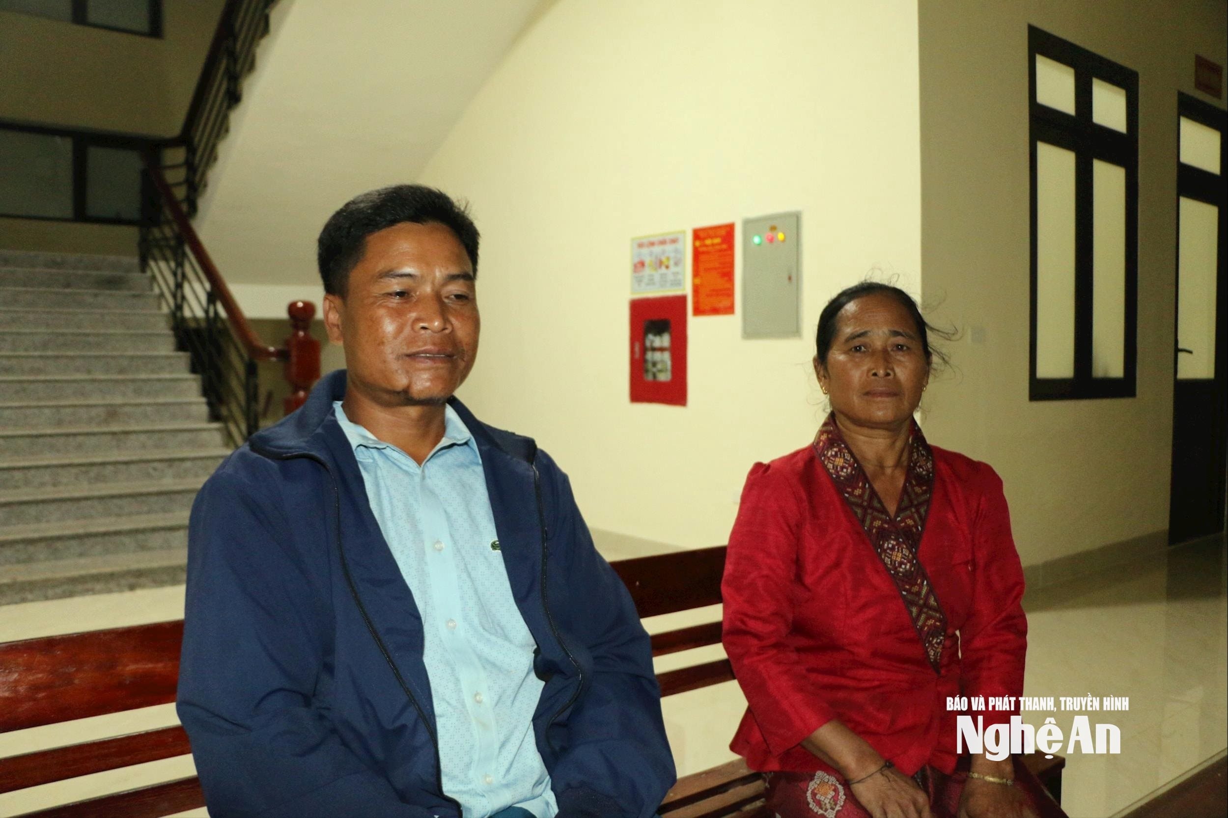 Cặp vợ chồng Việt- Lào Xeo Phò Hoài- Xeo Mẹ Xuôn ở bản Huồi Lê xã Keng đu. Ảnh KL