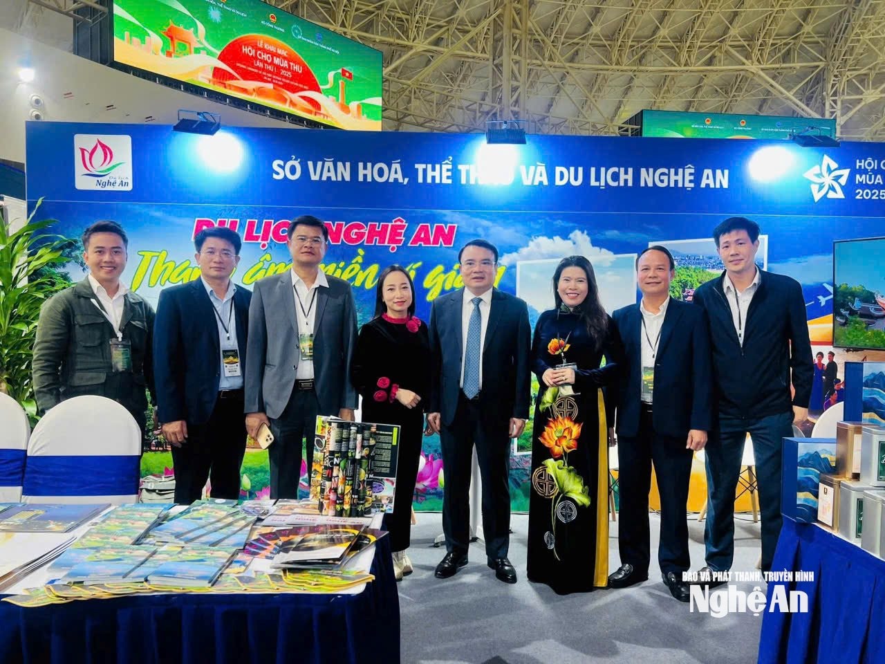 Đồng chí Phùng Thành Vinh thăm gian hàng OCOP của Nghệ An