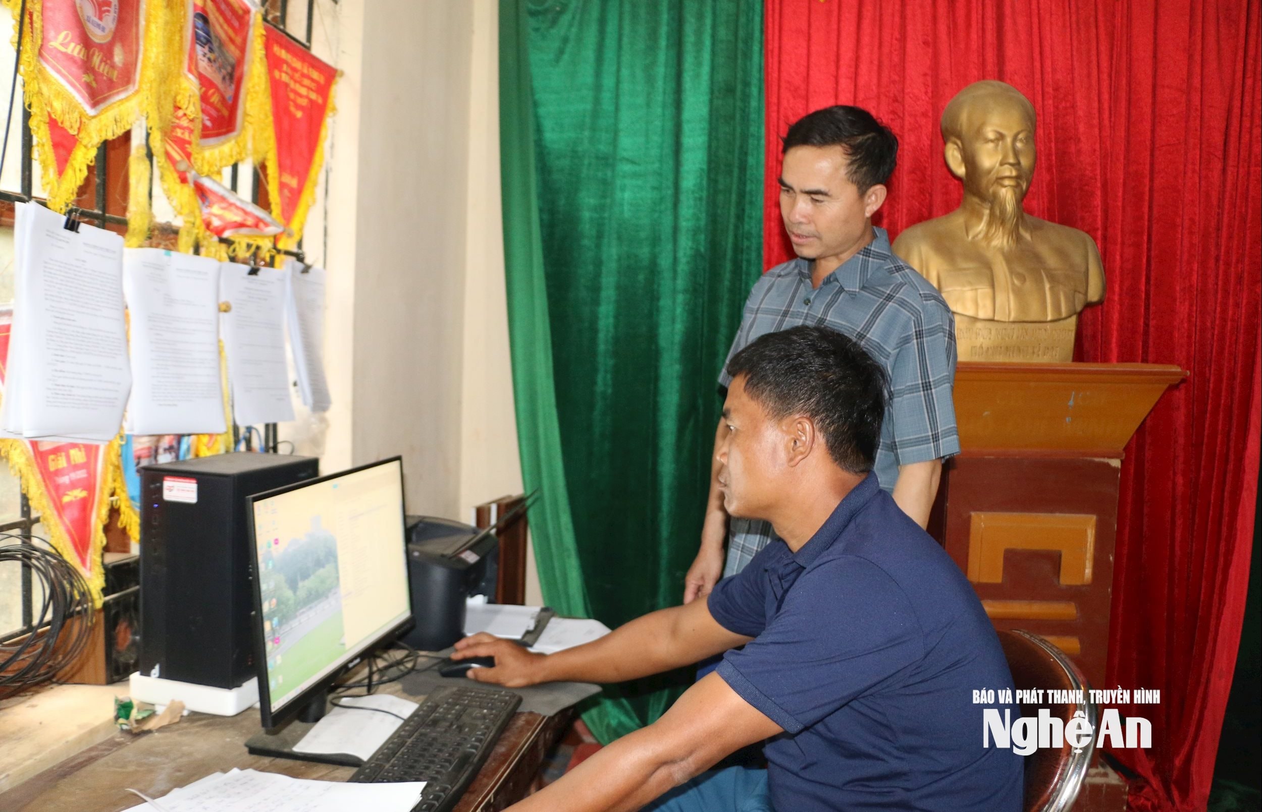 Nhờ có vợ vun vén việc nhà, anh Xeo Phò Hoài- Bí thư Chi bộ bản Huồi Lê (ngồi) yên tâm làm tròn dân, việc bản. Ảnh; KL