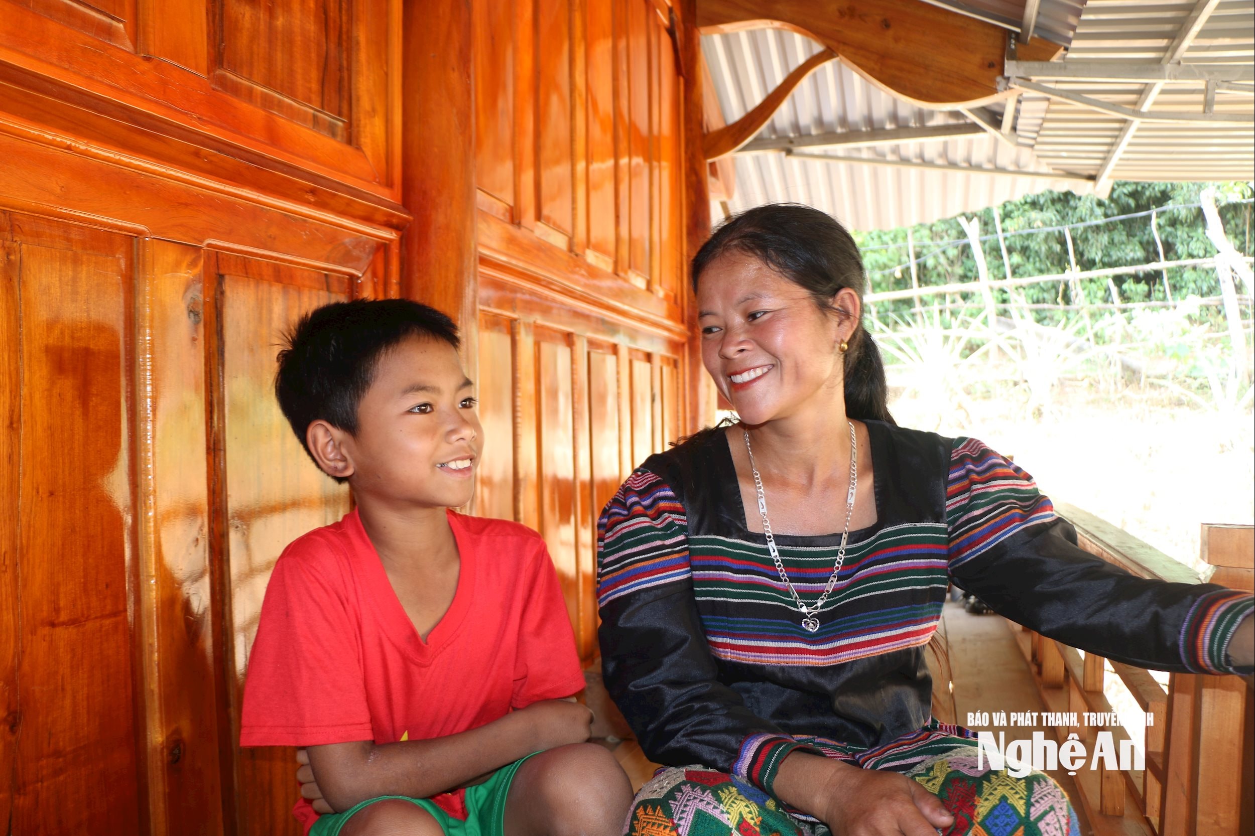 Niềm vui của chị Lương Thị Xôm cùng con trai trong ngôi nhà mới được xây dựng từ nguồn hỗ trợ xoá nhà dột nhà tạm 2025. Ảnh KL