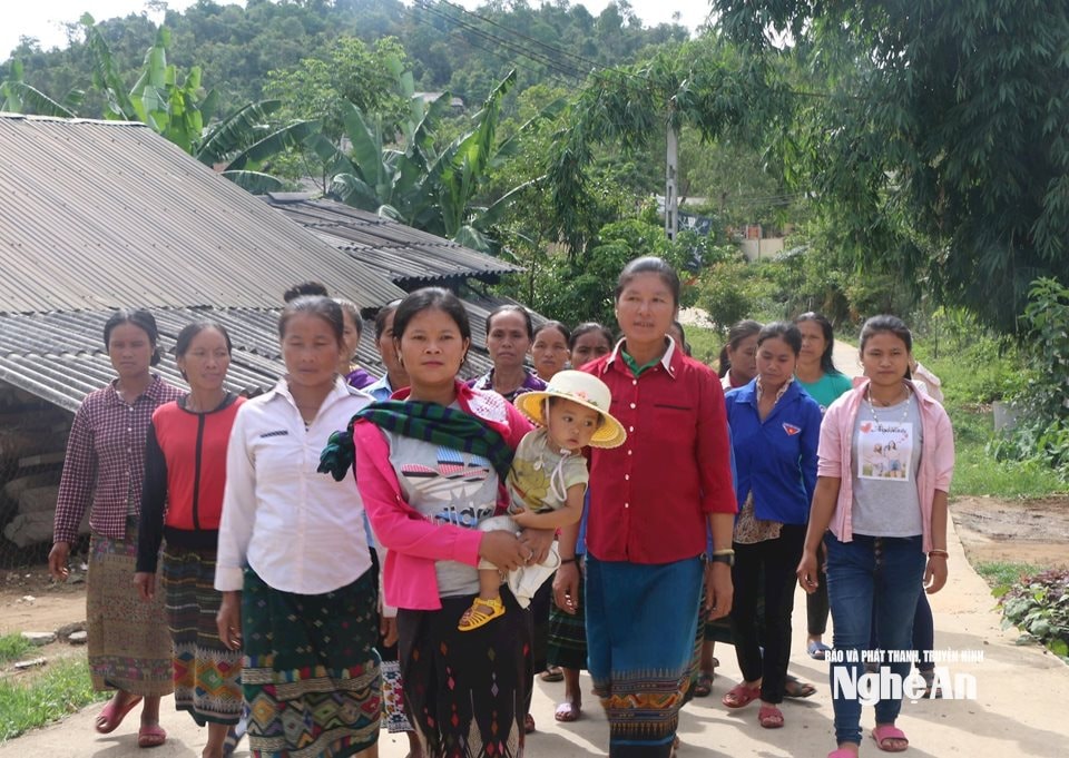 Phụ nữ Lào kết hôn không giá thú cư trú tại xã Keng Đu đi làm thủ tục nhập quốc tịch và đăng ký kết hôn. Ảnh tư liệu KL