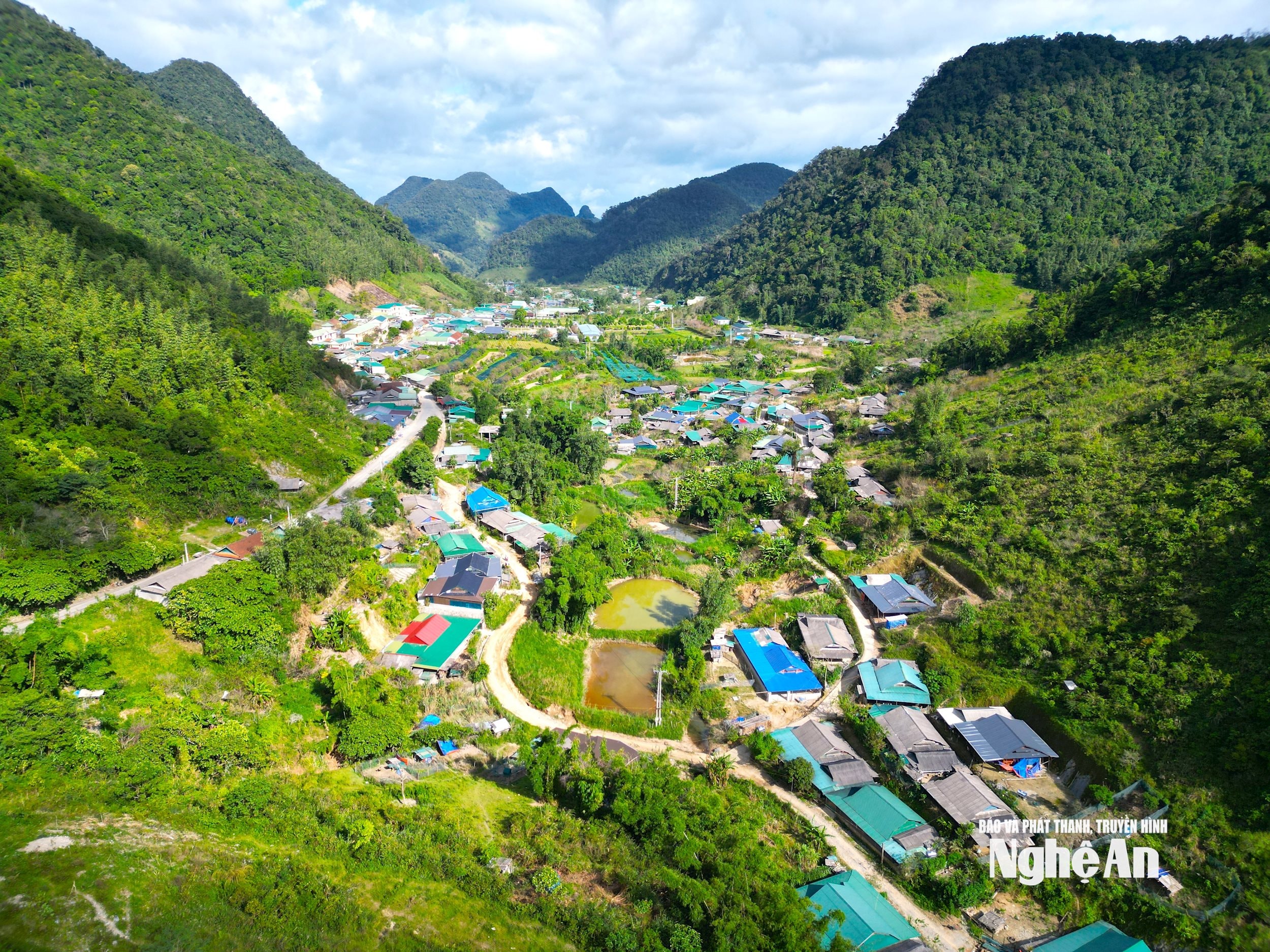 ទេសភាពនៃឃុំមឿងឡុងក្នុងរដូវស្លឹកឈើជ្រុះគឺពិតជាស្រស់ស្អាតណាស់ ដោយមានភ្នំ និងពណ៌មាសនៃពន្លឺថ្ងៃរដូវស្លឹកឈើជ្រុះសាយភាយពេញភូមិ។ រូបថត៖ Van Truong។