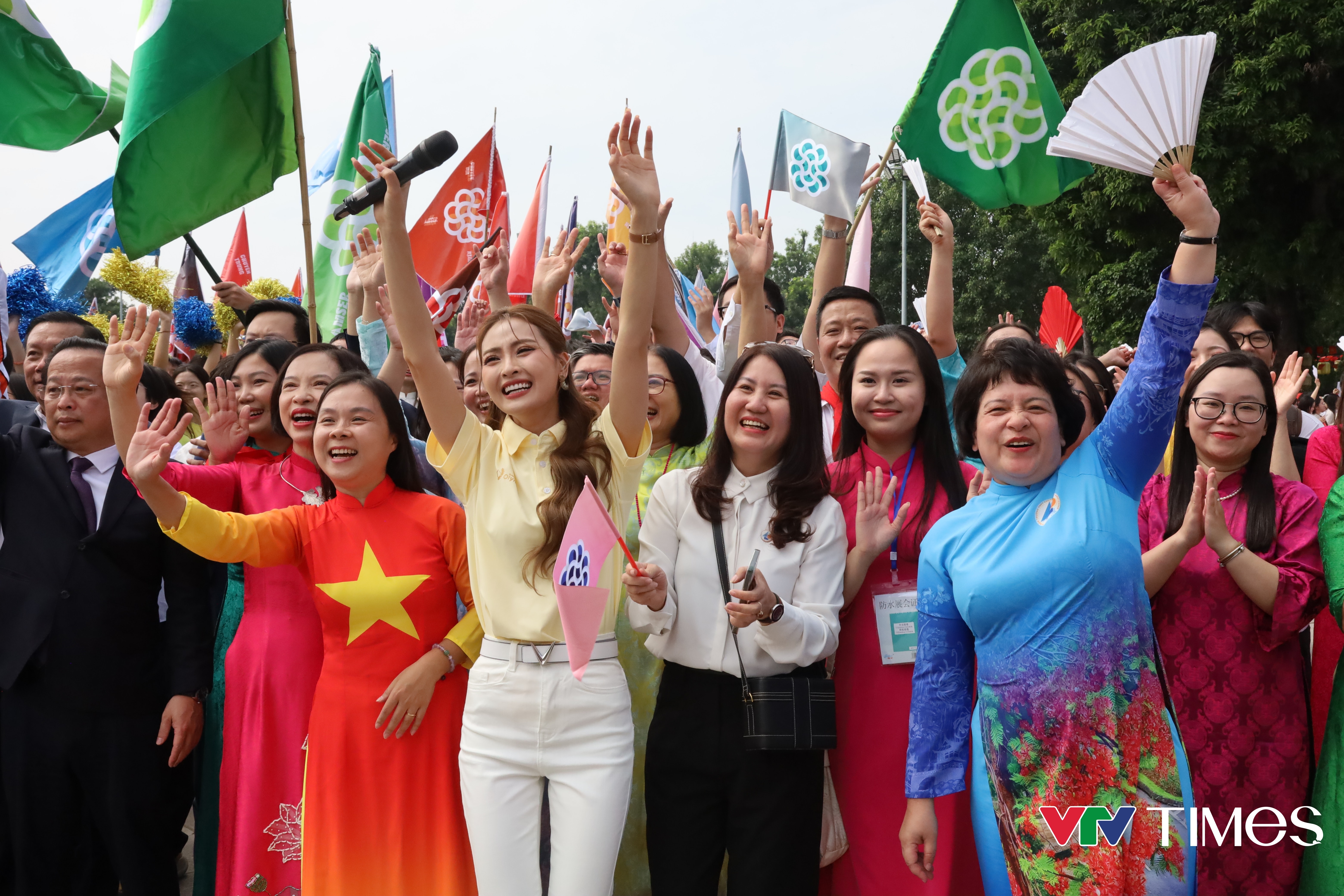 Cô Trần Thùy Dương (áo dài xanh bên phải) - Hiệu trưởng Trường THPT Chuyên Hà Nội - Amsterdam và các thầy cô mừng rỡ trước chiến thắng học sinh Bảo Khánh.