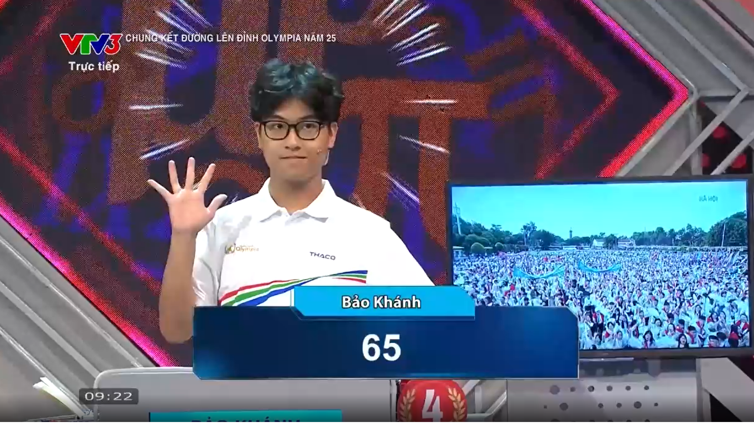 Bốn thí sinh trong trận Chung kết Đường lên đỉnh Olympia 2025 đang tập trung cao độ trong phần thi Khởi động.