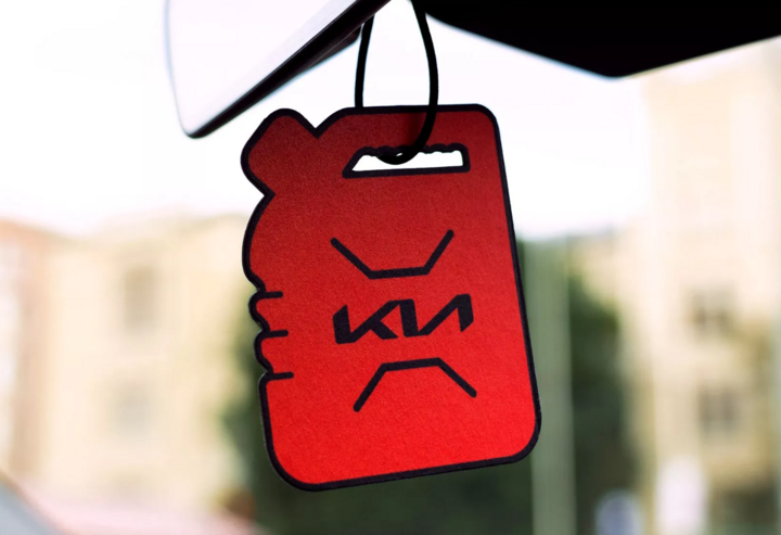 Giấy nước hoa mùi xăng của KIA có hình bình xăng (Ảnh: Carscoops)