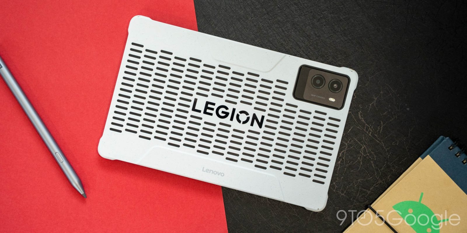 Máy tính bảng Lenovo Legion Tab đặt trên bàn gỗ.