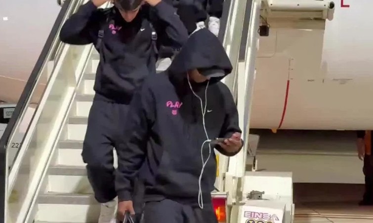 Marcus Rashford được cho theo dõi Manchester United qua điện thoại khi cùng Barcelona chuẩn bị cho trận gặp Real Madrid.