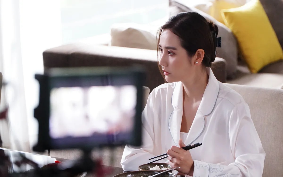 Huyền Lizzie và Chí Nhân trong một cảnh phim Cách em 1 milimet.