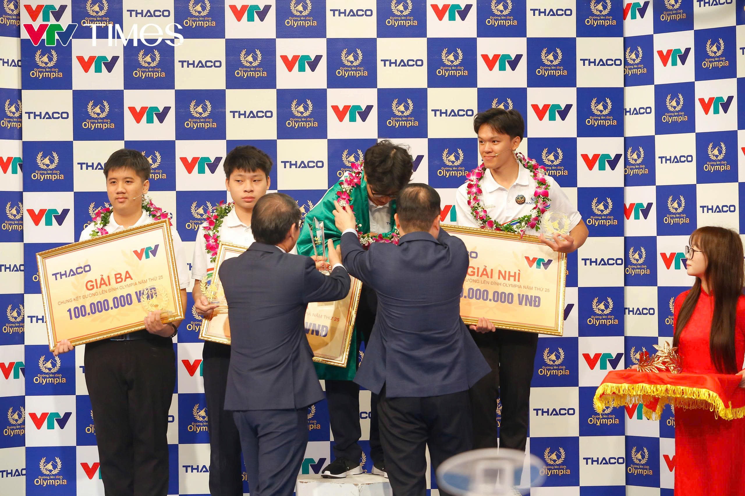 Trần Bùi Bảo Khánh ăn mừng chiến thắng cùng vòng nguyệt quế.