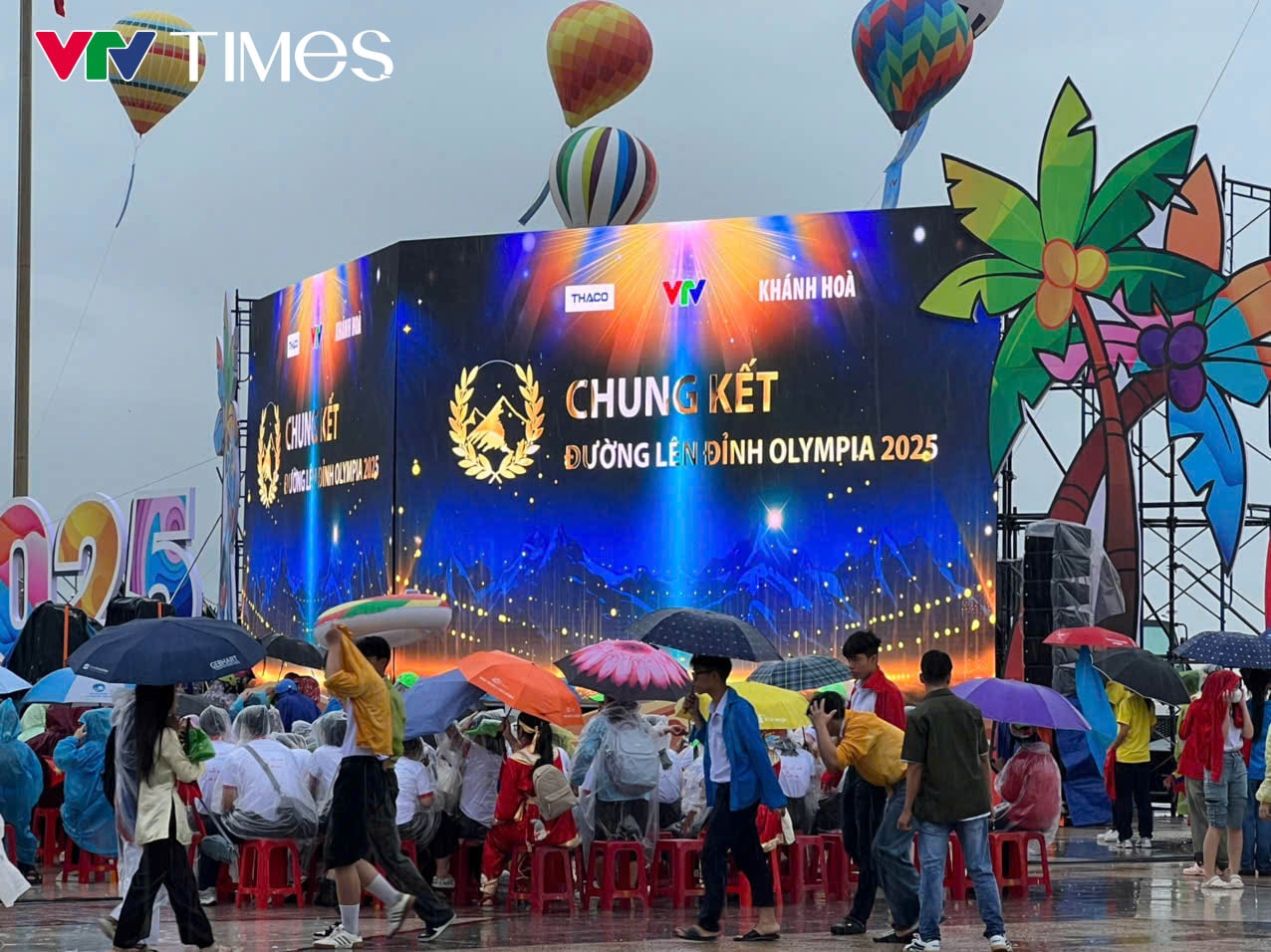 Điểm cầu Khánh Hòa: Hàng ngàn học sinh đội mưa cổ vũ Chung kết Olympia 2025 - Ảnh 1.