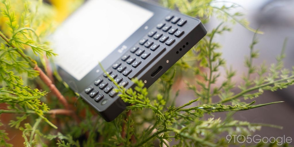 Minimal Phone đặt cạnh một chiếc smartphone hiện đại, cho thấy sự khác biệt về kích thước và thiết kế.