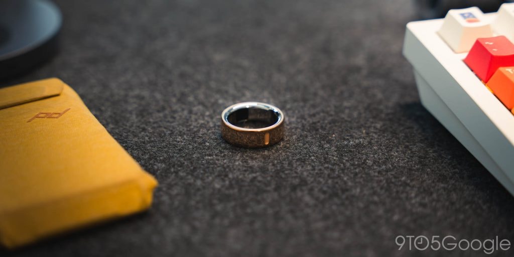 Oura Ring 4 với thiết kế tối giản và các cảm biến tích hợp bên trong.