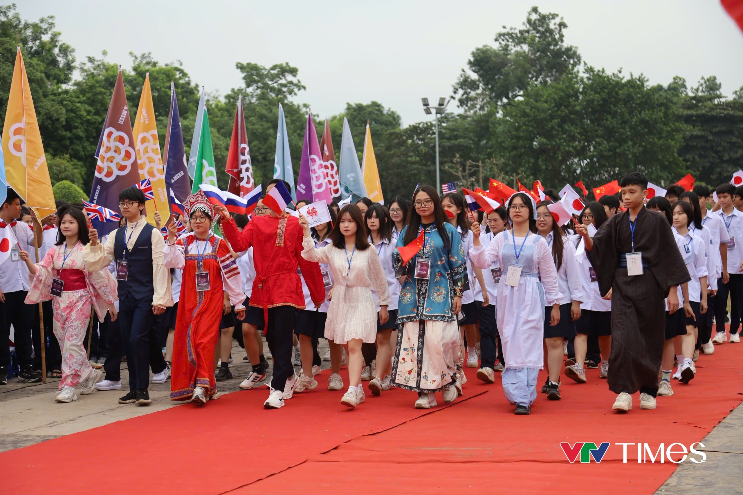 Màn diễu hành của học sinh trường Ams tại Hoàng thành Thăng Long.