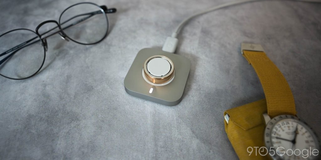 Oura Ring 4 trên tay người dùng, thể hiện sự nhỏ gọn và thời trang.