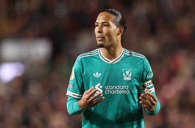 Virgil Van Dijk bức xúc với trọng tài ở trận thua Brentford.