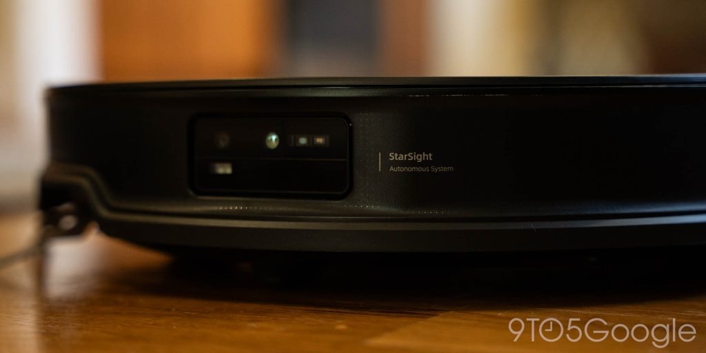 Robot hút bụi Roborock Saros 10R với thiết kế không có cảm biến laser trên nóc.