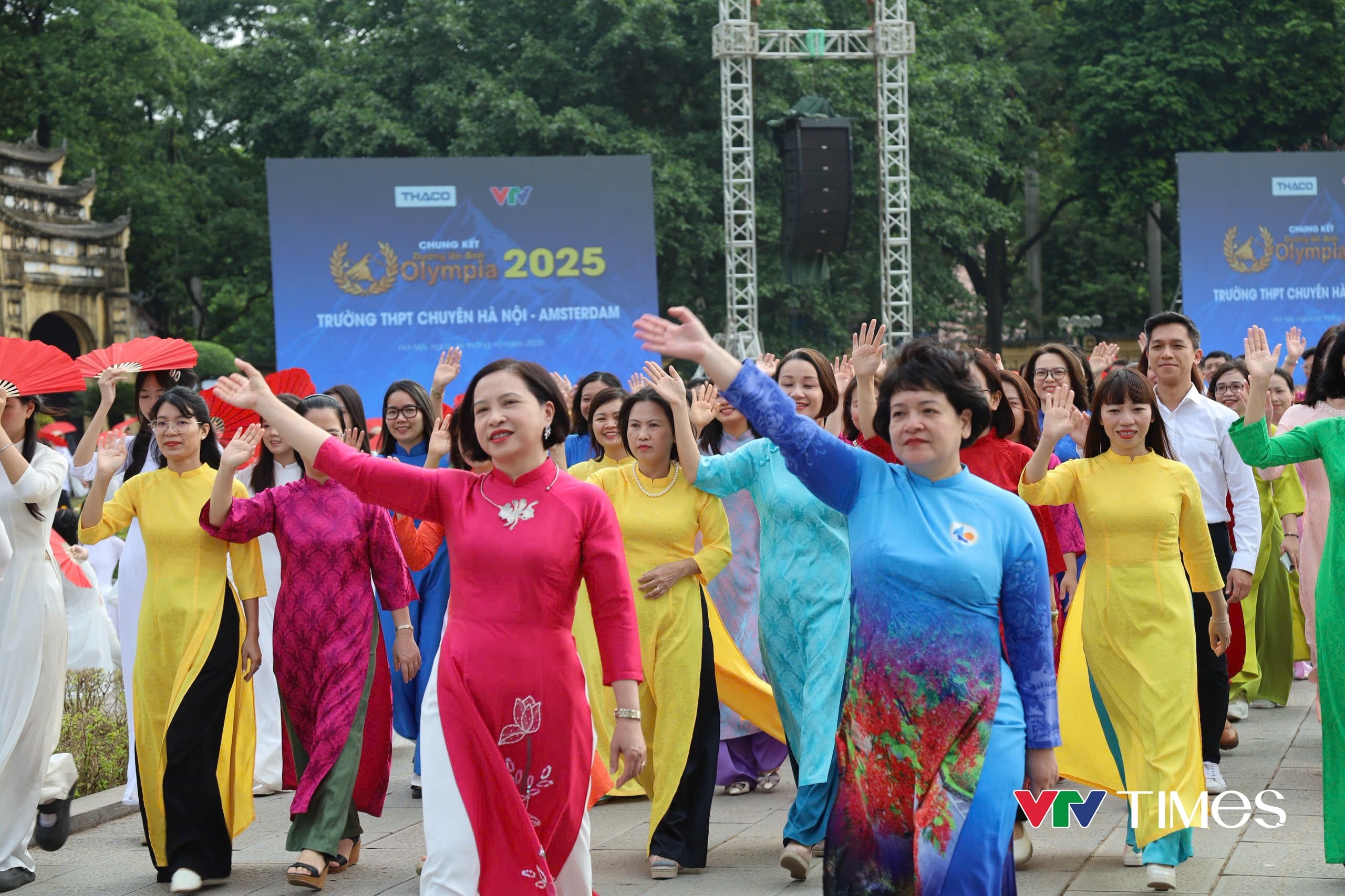 Trần Bùi Bảo Khánh trong lễ rước vòng nguyệt quế Olympia 2025.