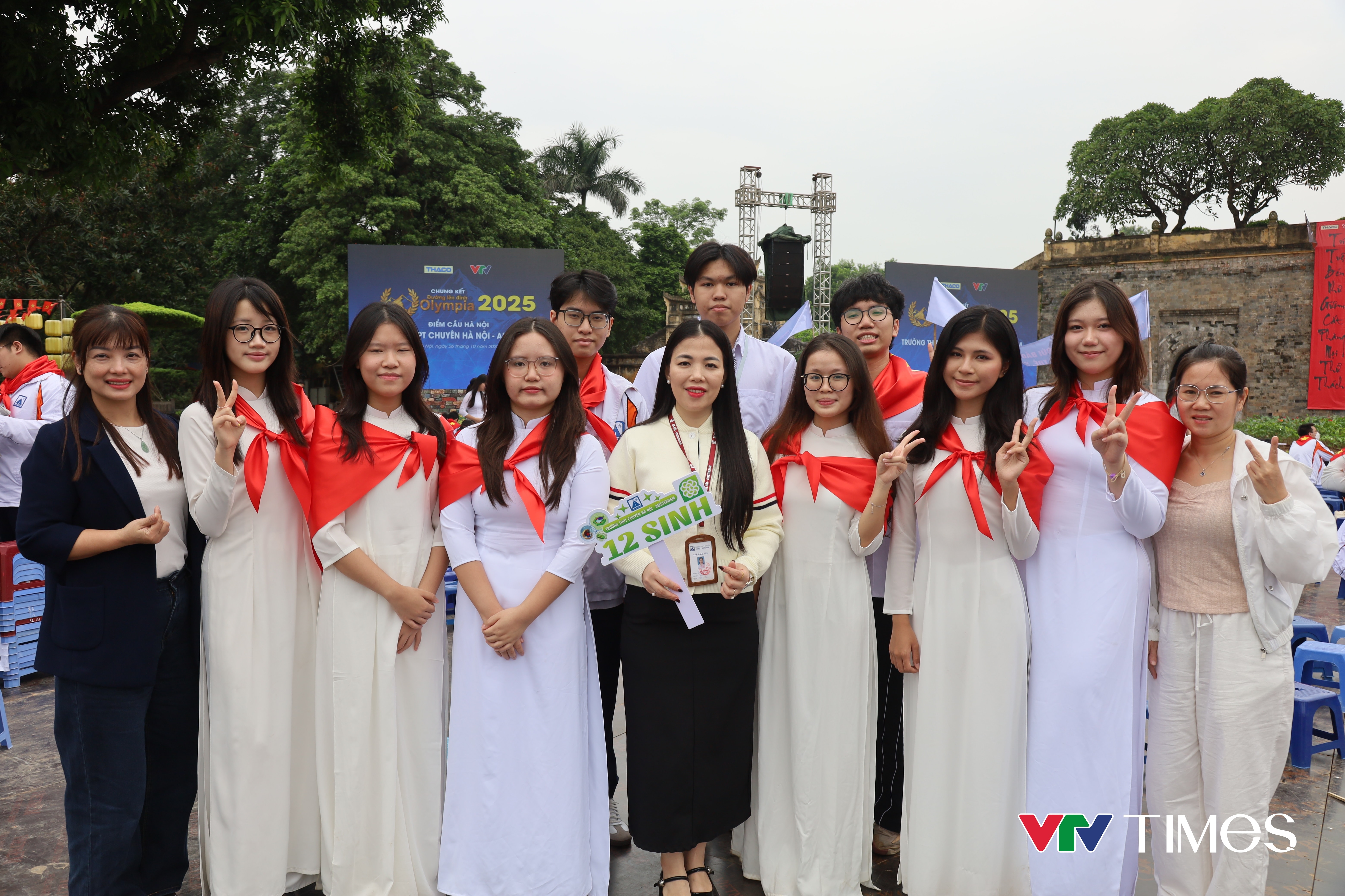 Giáo viên và học sinh cùng lớp ủng hộ tinh thần cho thí sinh Bảo Khánh.