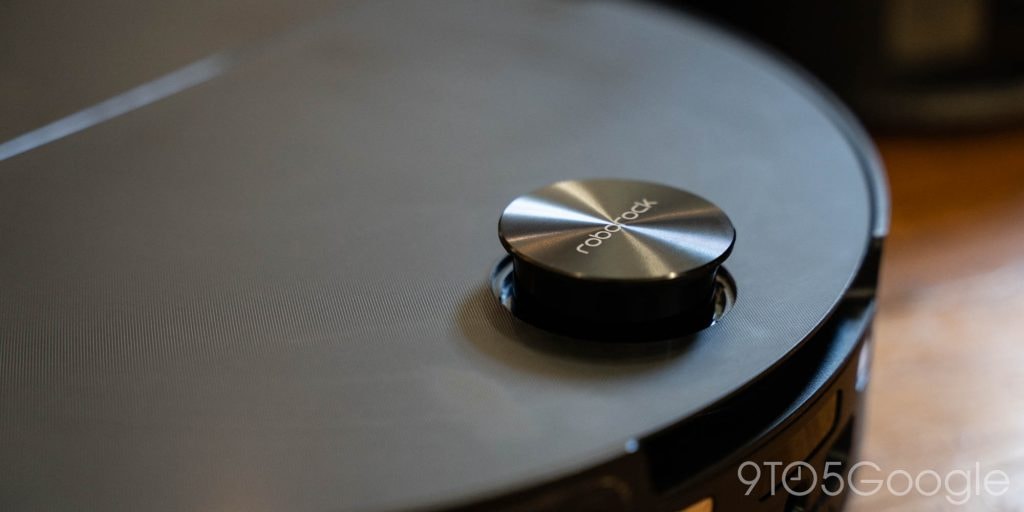 Robot hút bụi Roborock Saros 10 với cụm cảm biến laser có thể thu gọn.