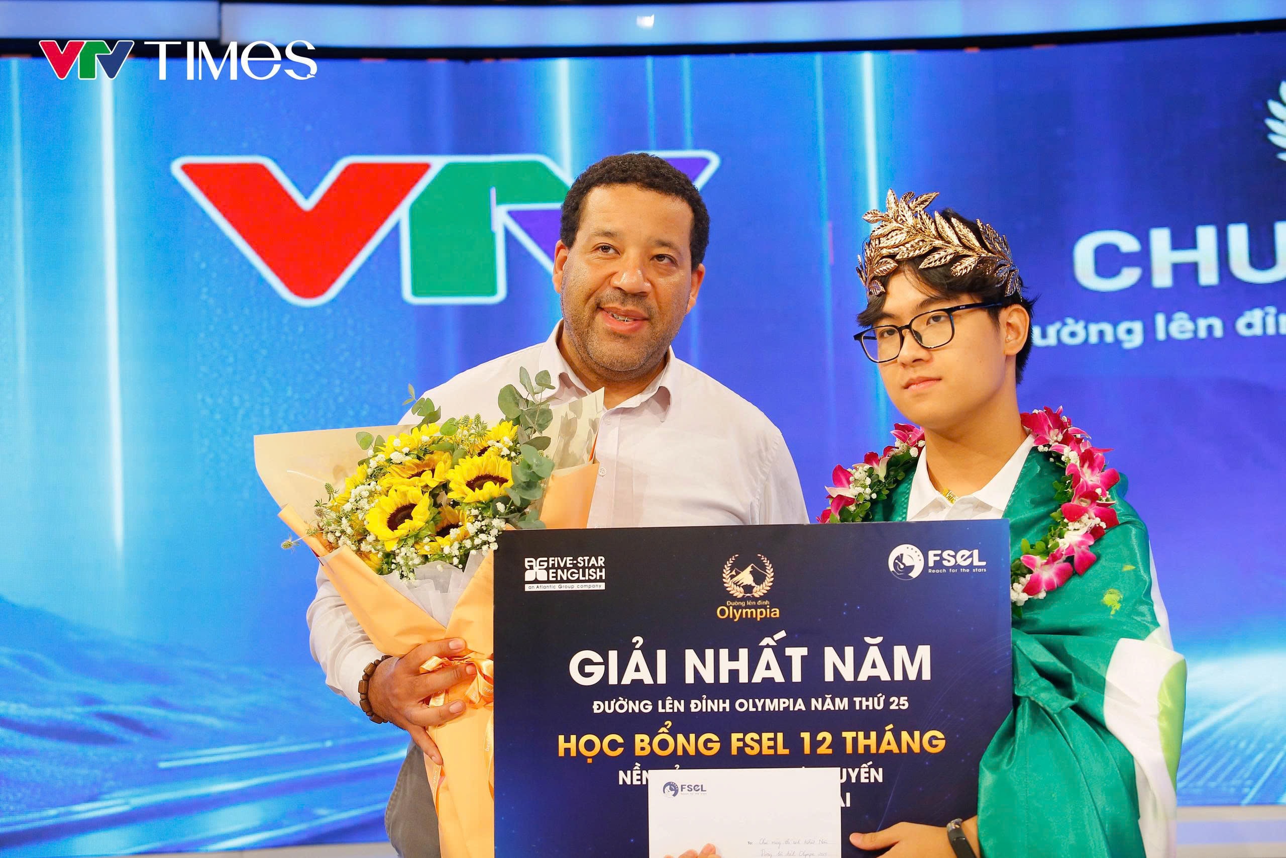 Tân quán quân Trần Bùi Bảo Khánh bên cạnh gia đình và người thân sau chiến thắng.