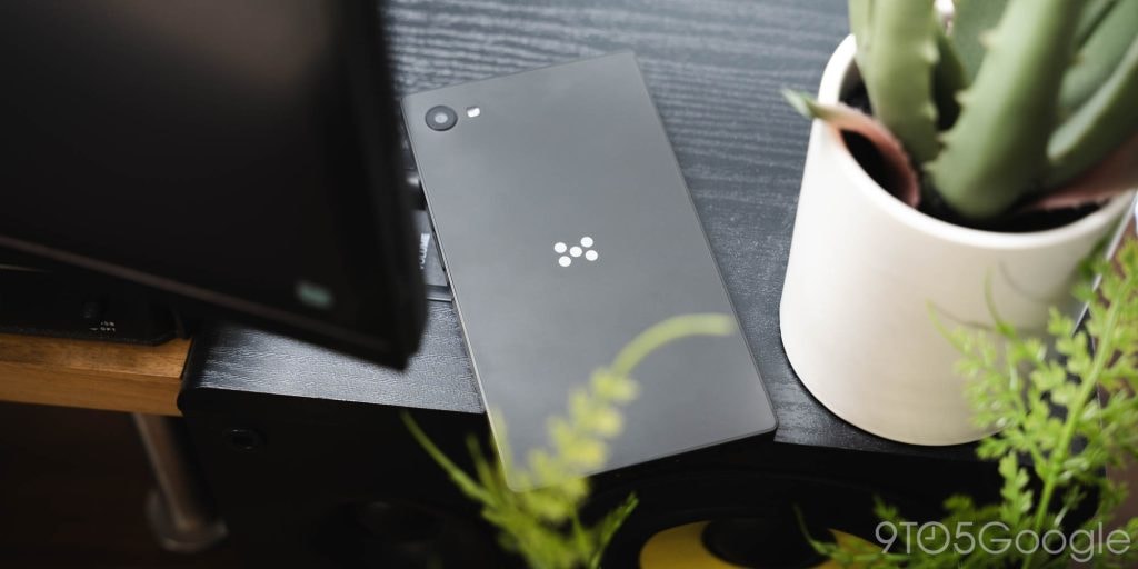 Mặt lưng của Minimal Phone với thiết kế đơn giản.