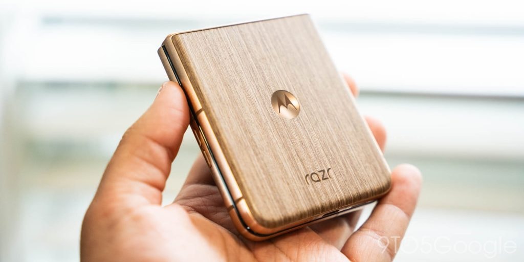 Màn hình ngoài của Motorola Razr Ultra hiển thị thông báo và ứng dụng.