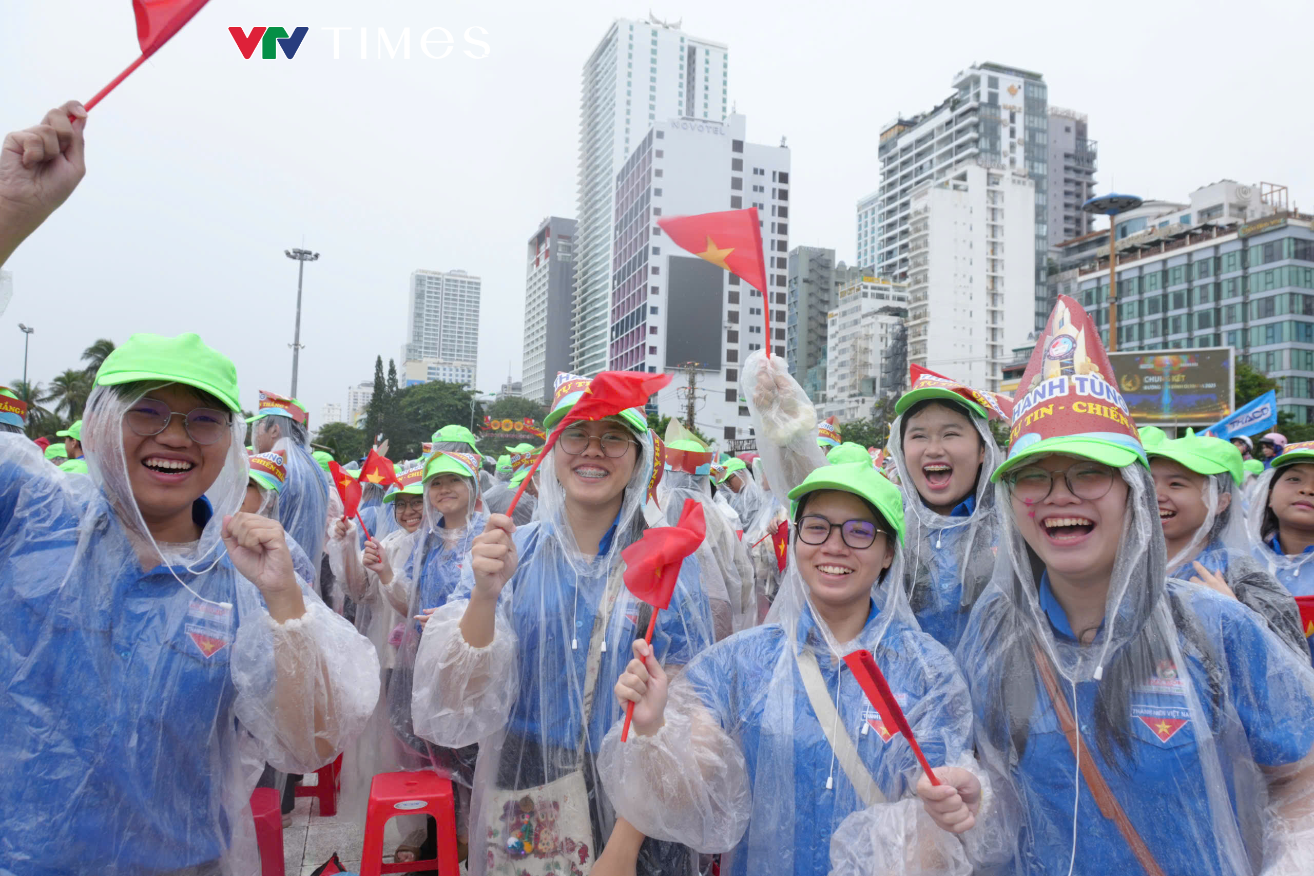 Hàng nghìn người dân Khánh Hòa đội mưa cổ vũ cho Đoàn Thanh Tùng tại chung kết Olympia 2025.