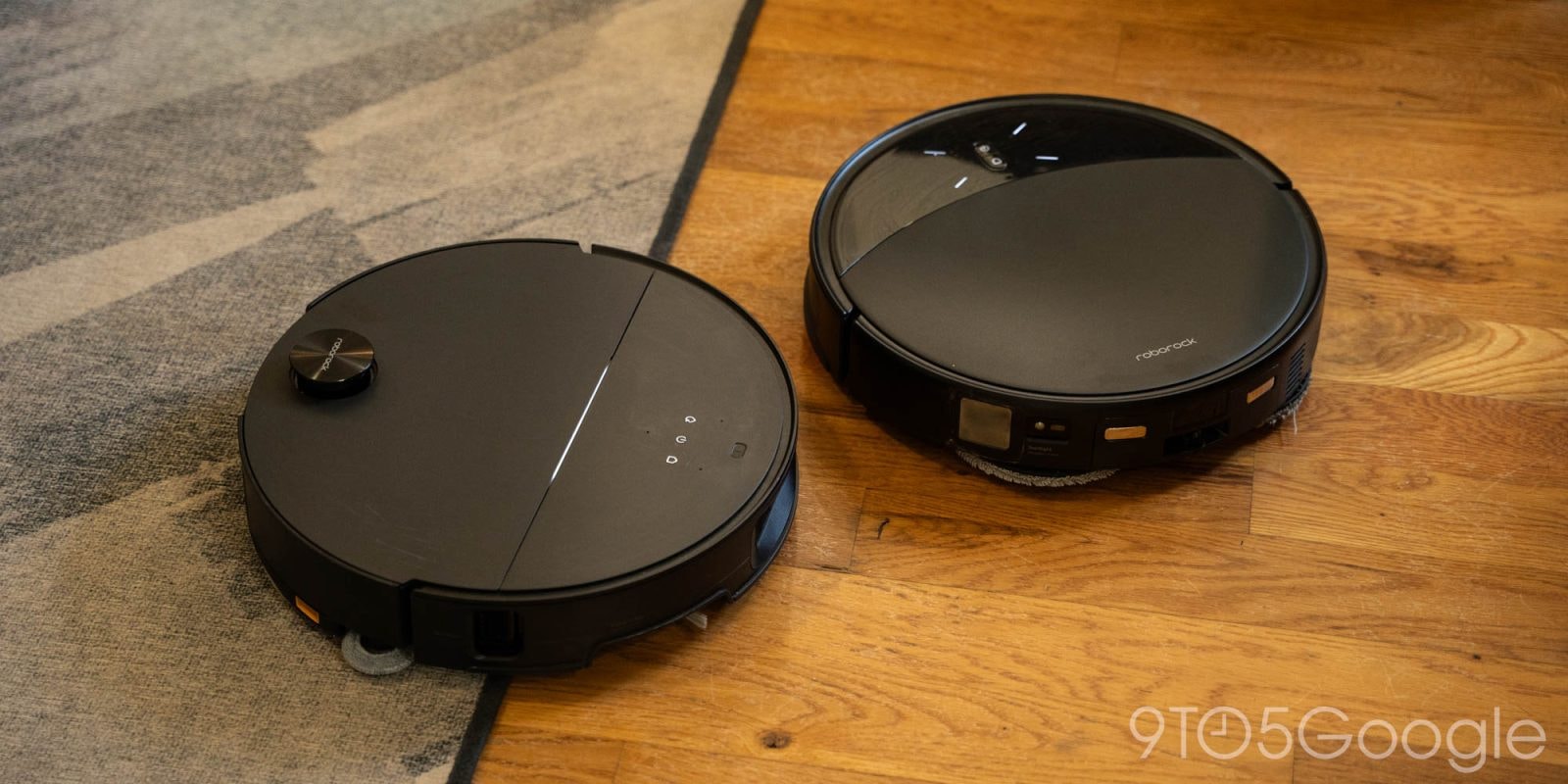 Hai mẫu robot hút bụi Roborock Saros 10 và Saros 10R cùng trạm sạc tự động.