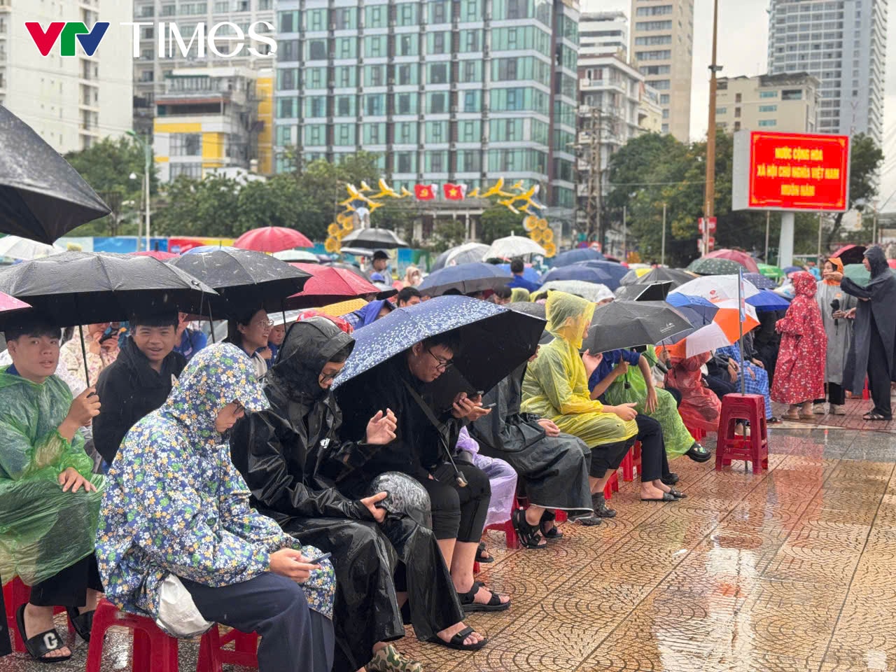 Điểm cầu Khánh Hòa: Hàng ngàn học sinh đội mưa cổ vũ Chung kết Olympia 2025 - Ảnh 5.